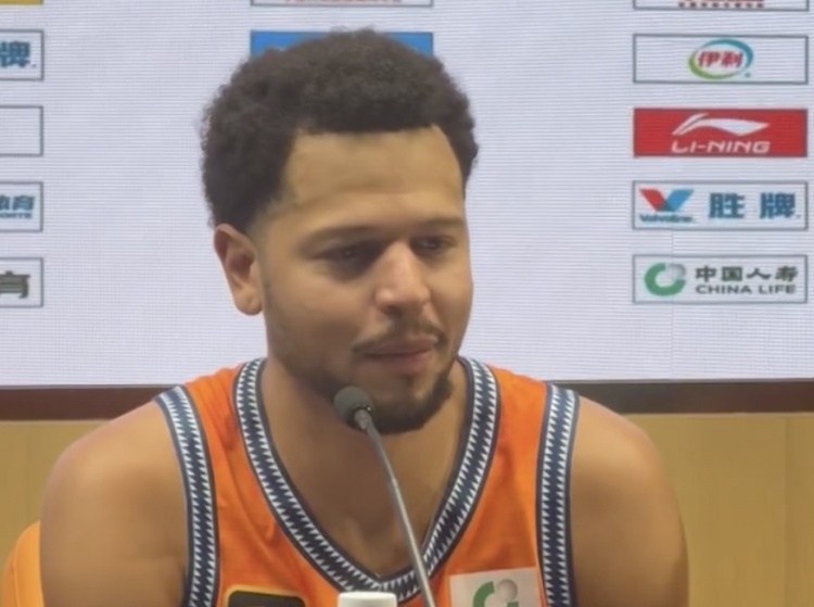 首秀24分10助！哈维：我能适应CBA的强度 相信后面会越来越好