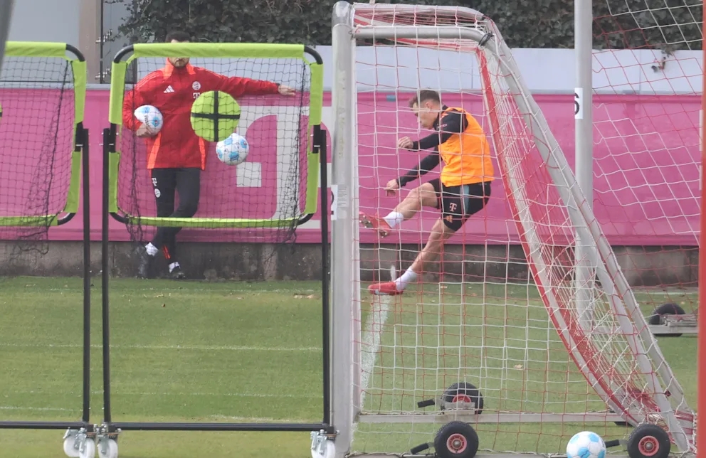 图片报：拜仁用新设备进行角球训练，基米希亲测效果不错