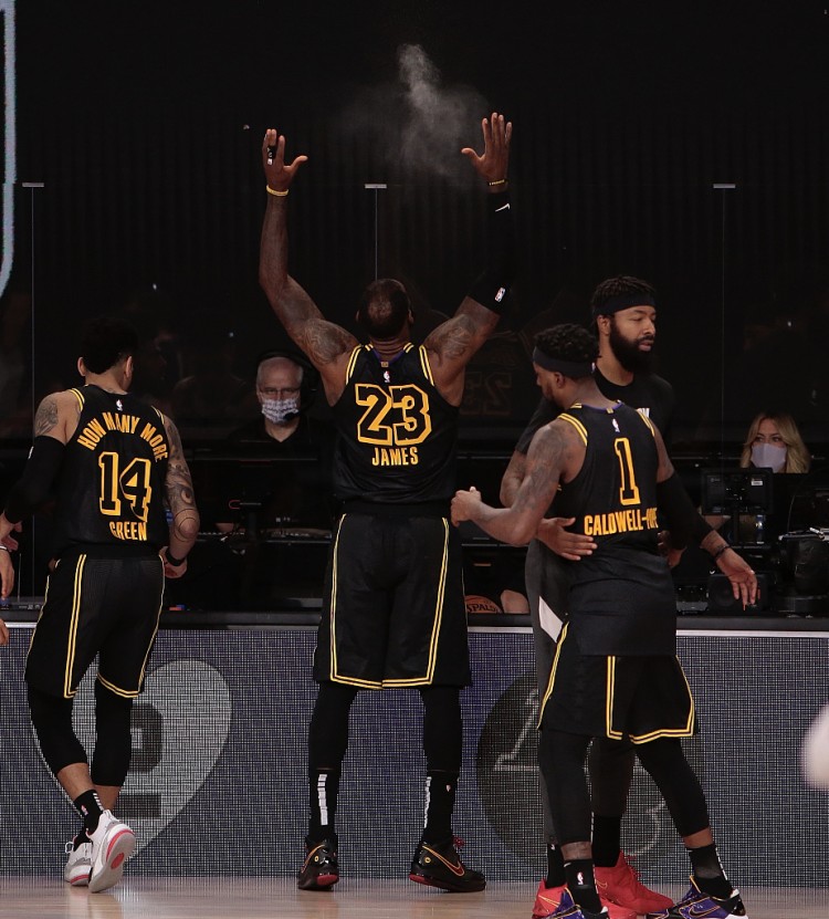 詹姆斯：20总决赛我吸引两三人防守 传格林大空位三分也有人批评