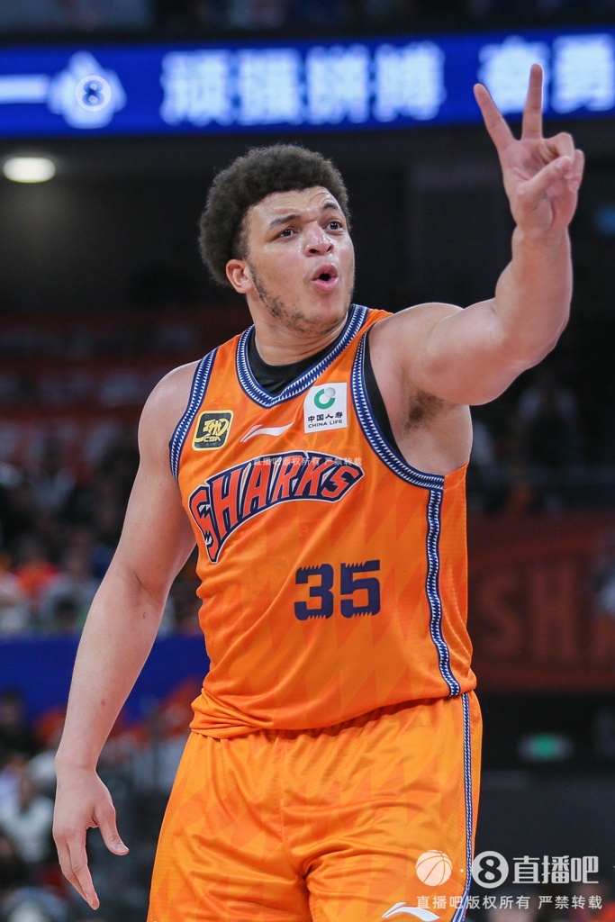 官方：洛夫顿对裁判使用不当手势&发表不当言论合计停赛2场 罚5万